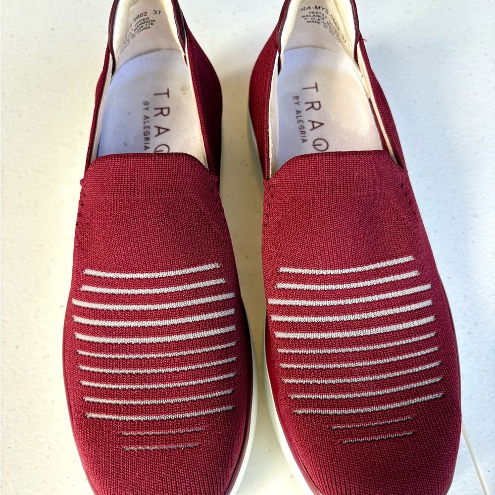 Traq by Alegria Burgundy Mystiq Peeps Platform Slip-On Sneakers Sz 37, 7-7.5 - Picture 6 of 16
